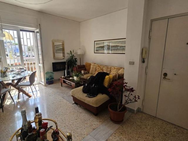 Fittasi trilocale a Napoli