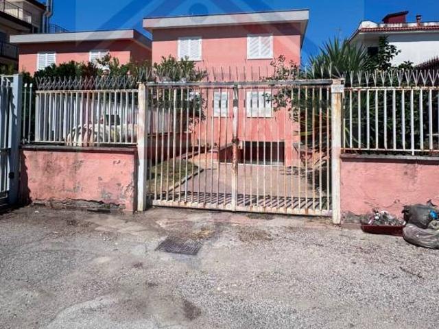 Fittasi villa singola a Giugliano in Campania via Staffetta, Lago Patria
