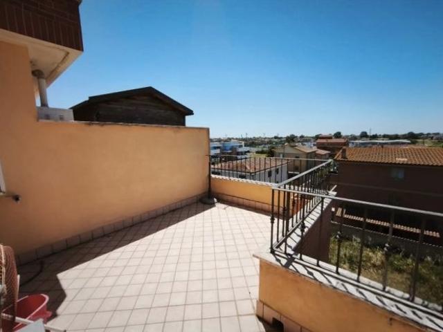 FIUMICINO BILOCALE ARREDATO CON TERRAZZO PRIVATO