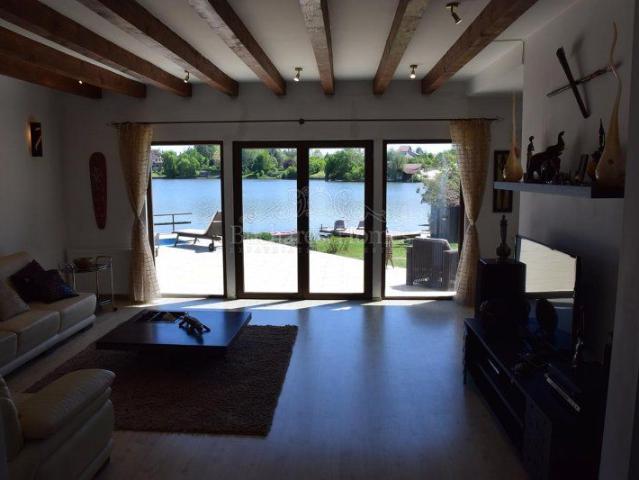 Five Bedroom House with Pool on Lake Corbeanca