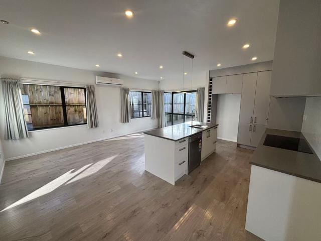 Five bedrooms in Glendene