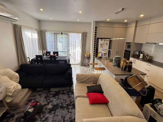 Five bedrooms in Glendene