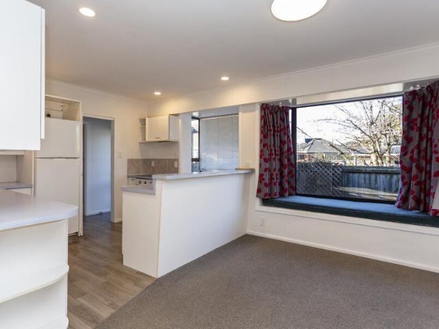 Five large bedrooms – 400m to UC – Ilam – Available Feb2027