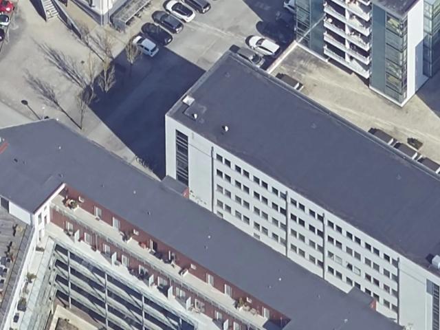Fjordudsigt fra flere kontorer og møderum. Mulighed for leje af p pladser i nærliggende p kælder. Adgang via elevator og trappe