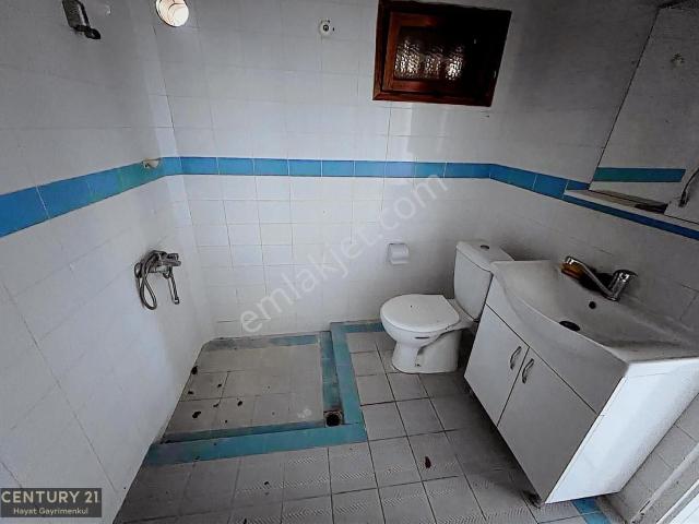 Foça Atatürk Mahallesi'nde Havuzlu Site İçinde Satılık 5+2 Villa