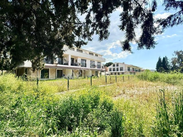 Foça Bağarası Hacıveli Butik Site Daireye Ait Büyük Bahçe Ve Veranda 2+1 Satılık Bahçekatı Daire
