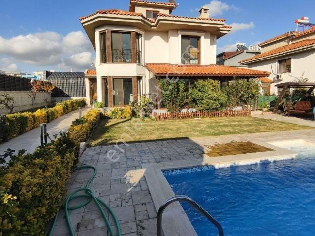 Foça Bağarasında Satılık Villa Tam Müstakil Havuzlu Otoparklı