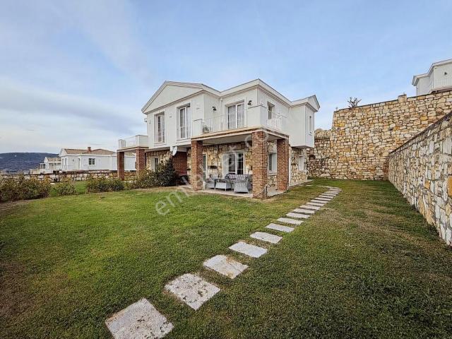 Foça | Hayat Sitesinde Takasa Açık,eşyalı, Manzaralı Lüks Villa
