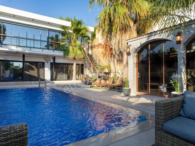 Foça İsmetpaşa'da Satılık Havuzlu Müstakil Villa