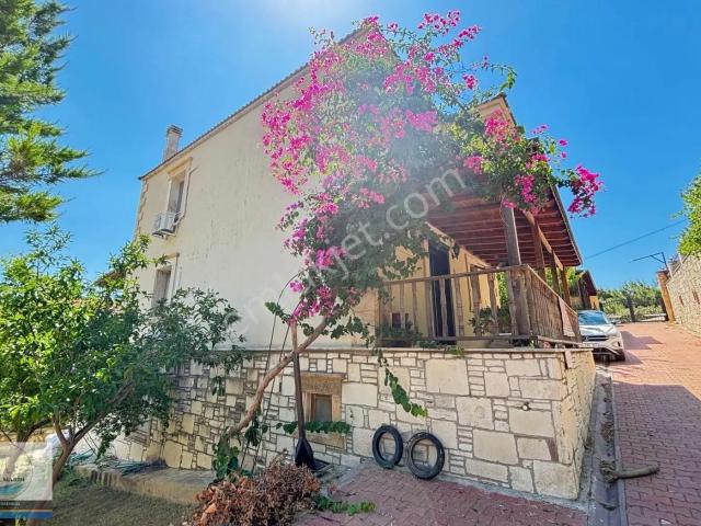 Foça'da Butik Site İçinde Deniz Manzaralı Müstakil 4+2 Villa