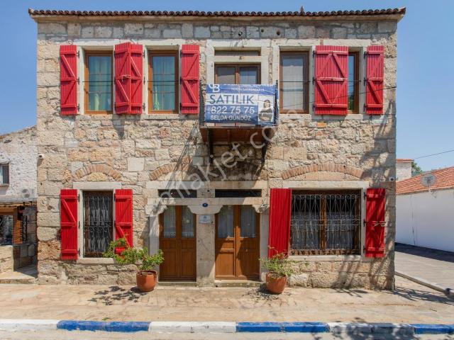 Foça'da Satılık Restorasyonlu Masrafsız Taş Ev