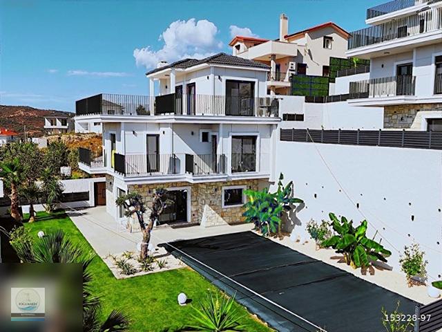 FOÇAKÖY'DE 500 M2 ARSA'DA 4+1 DENİZ MANZARALI HAVUZLU VİLLA