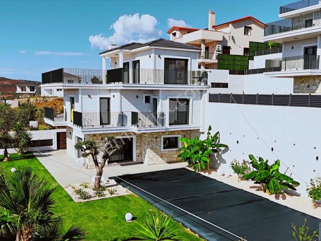 Foçaköy'de 500 M2 Arsa'da 4+1 Deniz Manzaralı Havuzlu Villa