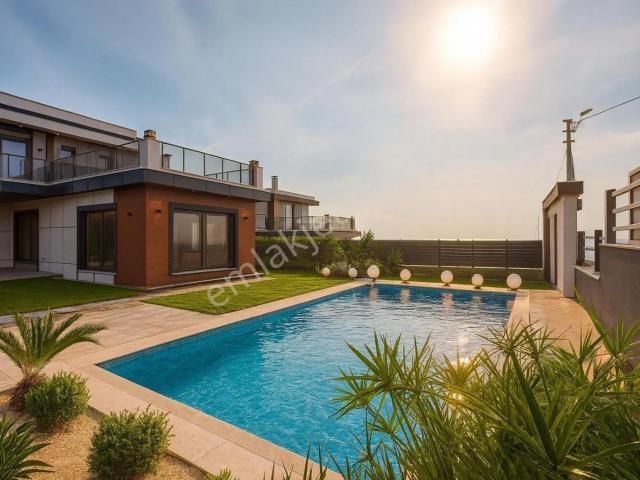 Foçaköy'de Deniz Manzaralı 5+1 Lüx Villa havuzlu 6 Banyolu