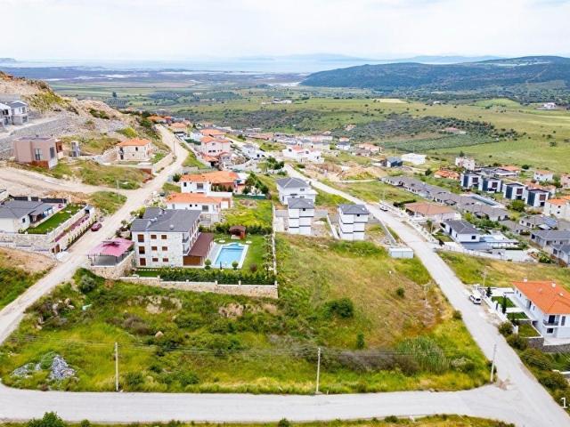 FOÇAKÖYDE SATILIK 6 VİLLALIK KÖŞE ARSA
