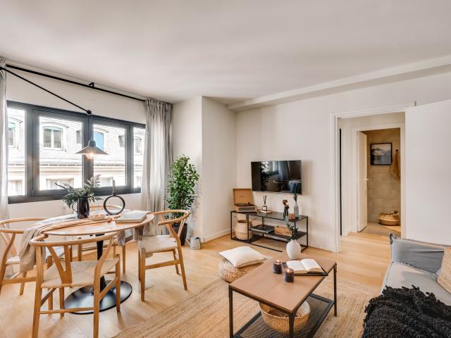 Font 1 bedroom and balcony in Opéra