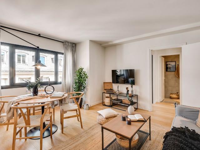 Font 1 bedroom and balcony in Opéra, Paris Amsterdam Apartments for Rent