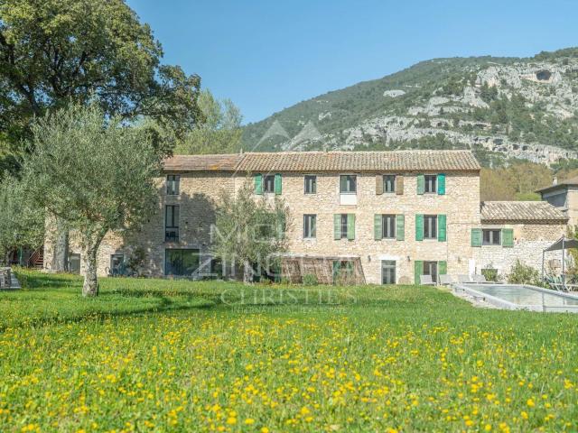 Aux portes du Luberon Superbe mas en pierre avec piscine e. 340m² L'Isle sur la Sorgue