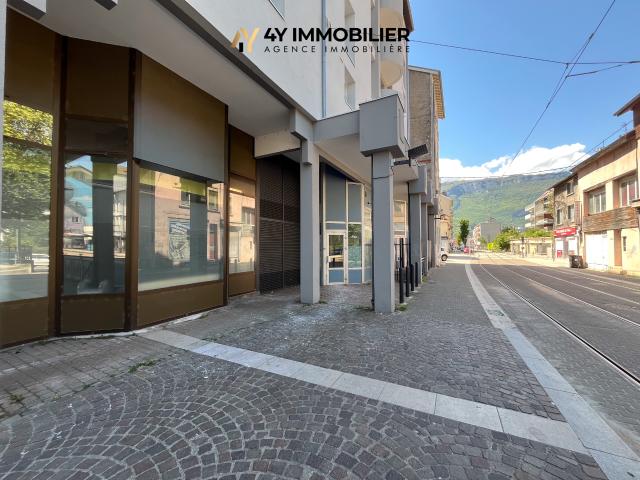 FONTAINE Local commercial de 44 m2