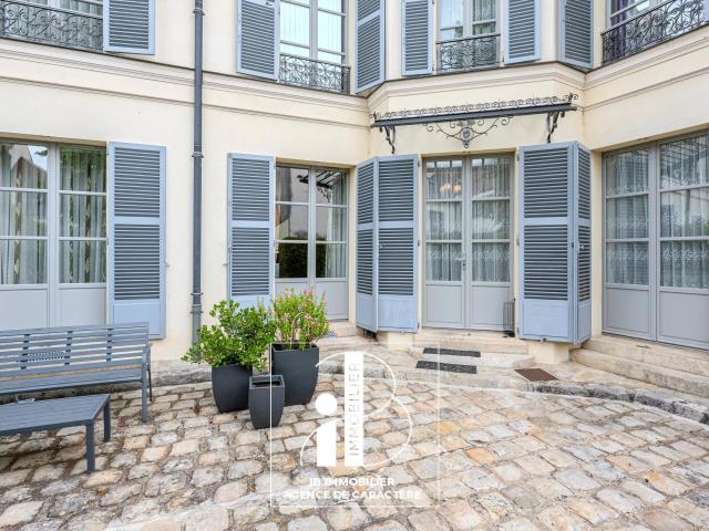 FONTAINEBLEAU – MAISON DE VILLE DE CARACTÈRE AU CŒUR DU CENTRE VILLE