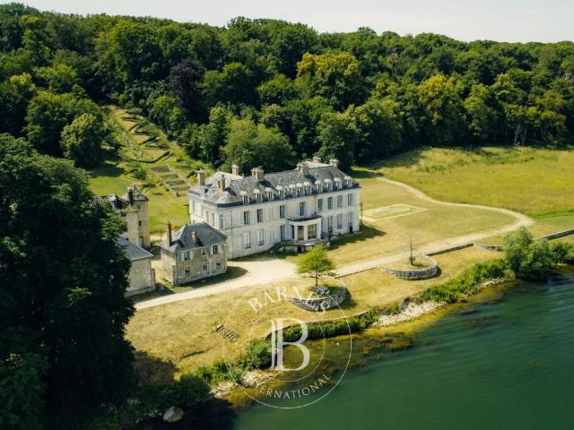 Fontainebleau Château et dépendances 30 hectares Vue e. 1200m² Fontainebleau