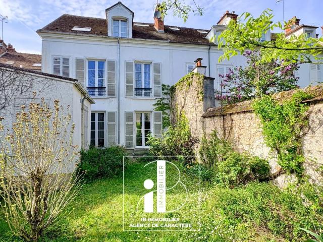 FONTAINEBLEAU Coeur de ville Maison de 212 m² avec jardin