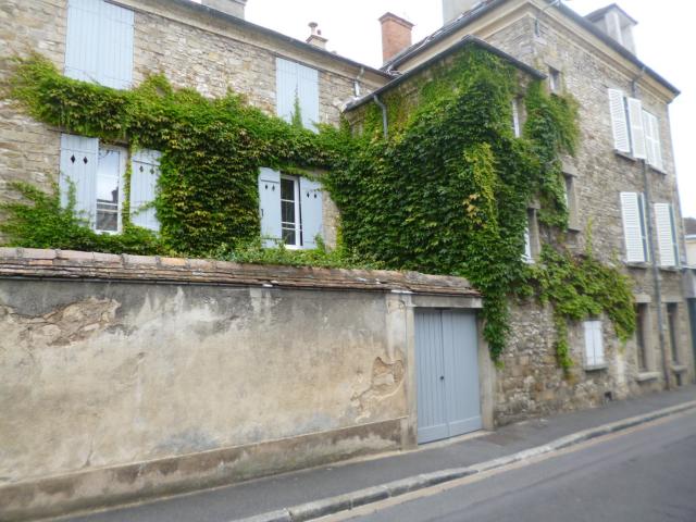 FONTAINEBLEAU Rue de Neuville