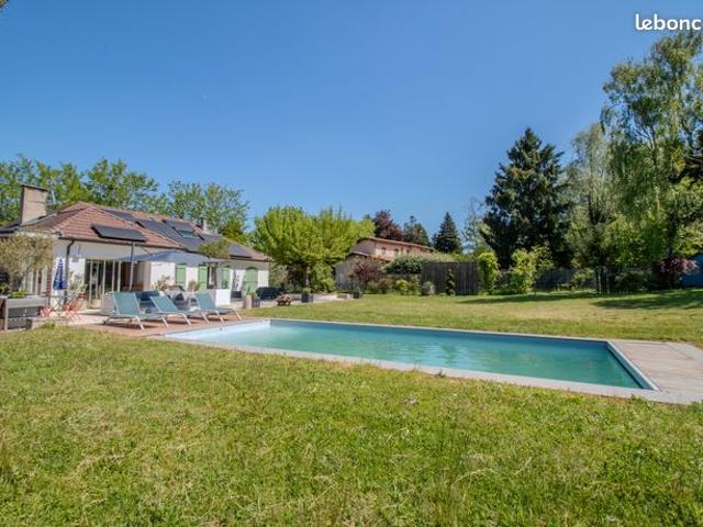 Fontaines Saint Martin Villa 9 pièces avec piscine
