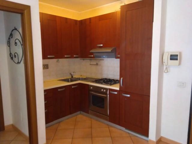 FONTE LAURENTINA BILOCALE ARREDATO CON BALCONE E BOX AUTO