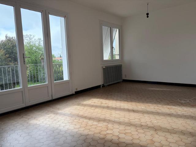 FONTENAY LE COMTE 85200 CENTRE VILLE APPARTEMENT DUPLEX RENOVE 3 CHAMBRES AVEC BALCON ET ANNEXES