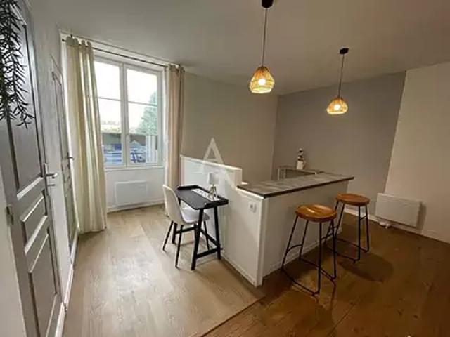 Fontenay le Comte 85200 Location appartement 1 pièce t1 au dernier étage