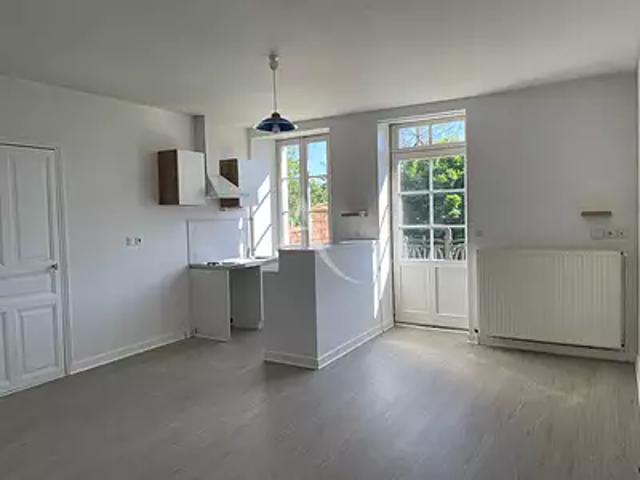 Fontenay le Comte 85200 Location appartement 1 pièce t1 au dernier étage terrasse
