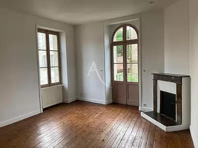 Fontenay le Comte 85200 Location appartement 2 pièces t2 au dernier étage parking
