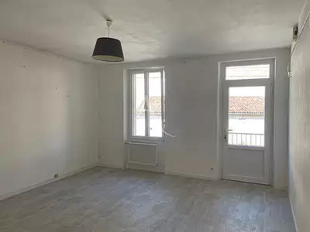 Fontenay le Comte 85200 Location appartement 3 pièces t3 au dernier étage cave