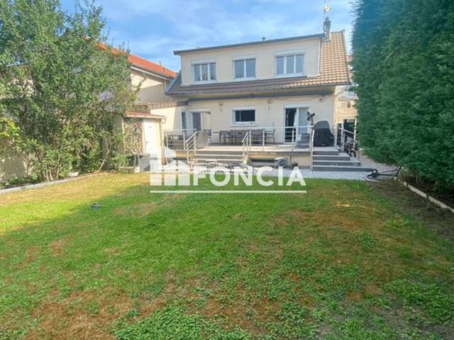Foncia Le Raincy vous présente cette agréable maison familiale située dans le secteur recherché Benoît Malon