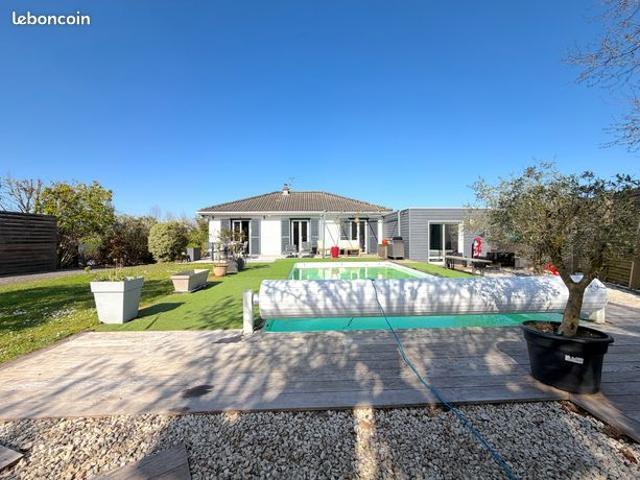 Fond d’impasse 800 m tram D Maison TRAVERSANTE PLAIN PIED de 125m² 3 CH + BUREAU + DEPENDANCE Terrain 916m2 avec piscine