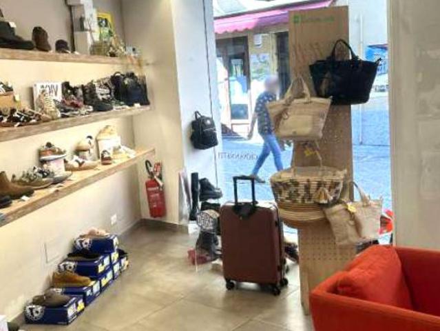 Fondo commerciale al piano terreno locato