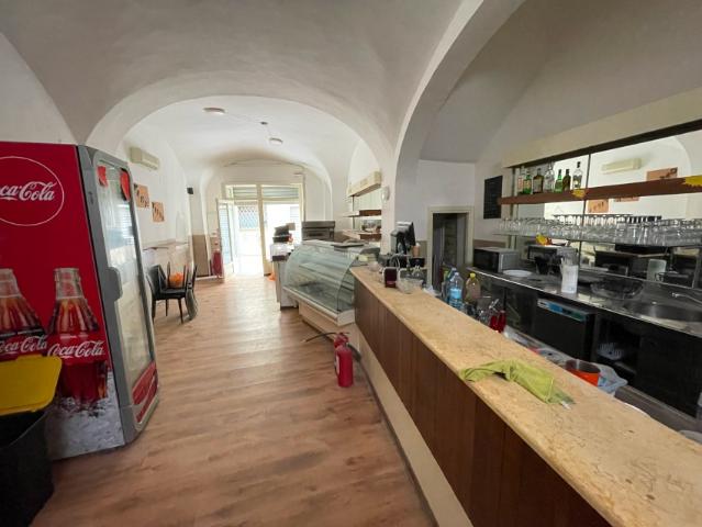 FONDO COMMERCIALE in VENDITA a PRATO CENTRO STORICO