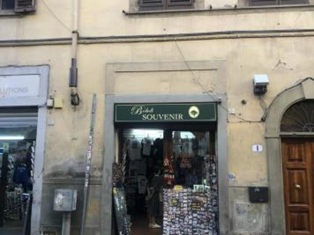 Fondo commerciale mq.45 con una vetrina su strada di buon passaggio turistico, composto da un ampio vano principale, oltre due vani accessori e servi