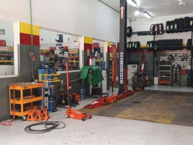 Fondo de C. Cauchera Autolavado Tienda Lubricantes en Sta Fe