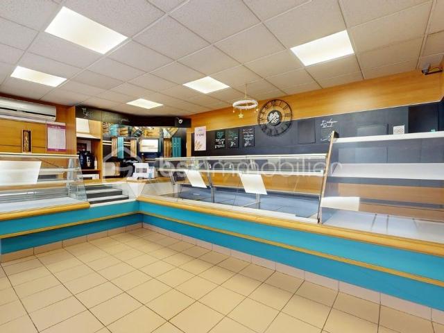 Fonds de commerce boulangerie pâtisserie – Saintes – Emplacement stratégique sur avenue passante, proche lycée – Matériel d’exploitation inclus dans le prix