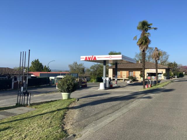Fonds de commerce et murs d'une station service avec maison