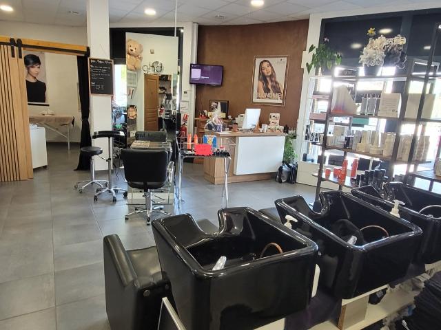 Murs commerciaux + Fonds de commerce salon de coiffure barber esthétique Sollies pont