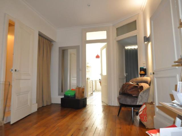 FOCH / BEAU T3 DE 83 m² DANS IMMEUBLE DE CARACTERE AVEC PARKING