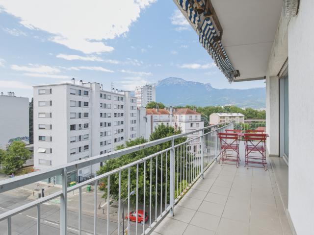 Foch / Ferrié: spacieux T5 de 154m2 en étage elevé avec 3 grands balcons et vues dégagées