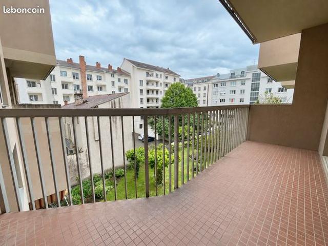 Foch: T4 familial avec terrasse et place de stationnement