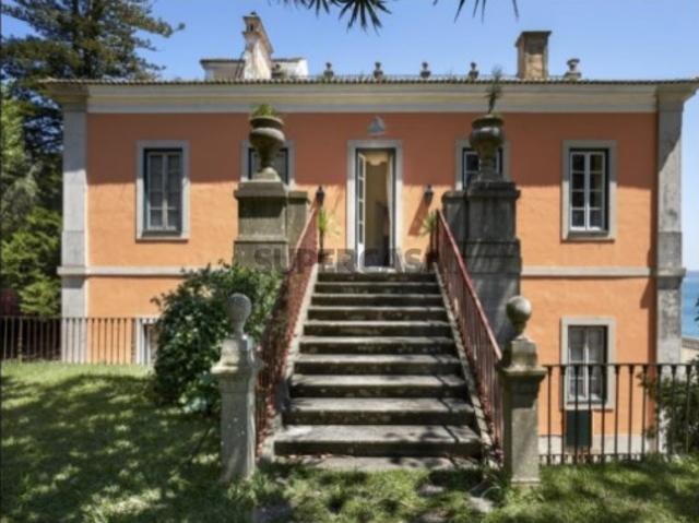 Foco no Luxo e Localização: Exclusividade à Beira Mar: Palácio Histórico do Séc. XIX em Paço de Arcos