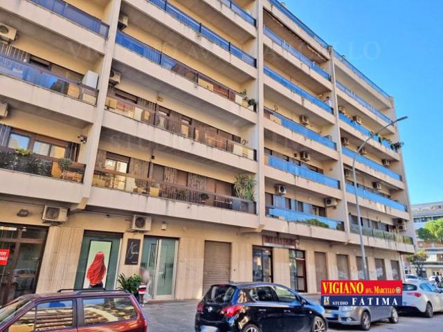 FOGGIA VENDESI VIA DE PROSPERO N. 107 LOCALE COMMERCIALE CON DUE VETRINE