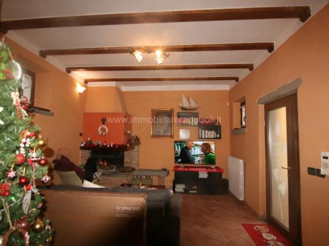 Foiano vendesi in posizione collinare vicino al paese porzio. 5m² Foiano della chiana