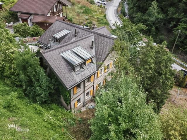 Fort potentiel à deux pas de Sion Maison avec dépendances